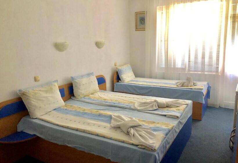 اتاق استاندارد سه تخته با بالکن, Guest House Rai