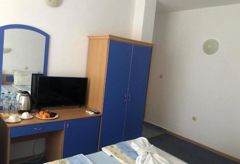 اتاق استاندارد سه تخته با بالکن, Guest House Rai