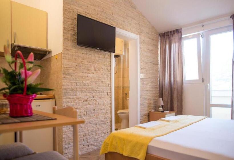 سوئیت با بالکن, Guest House S Lux