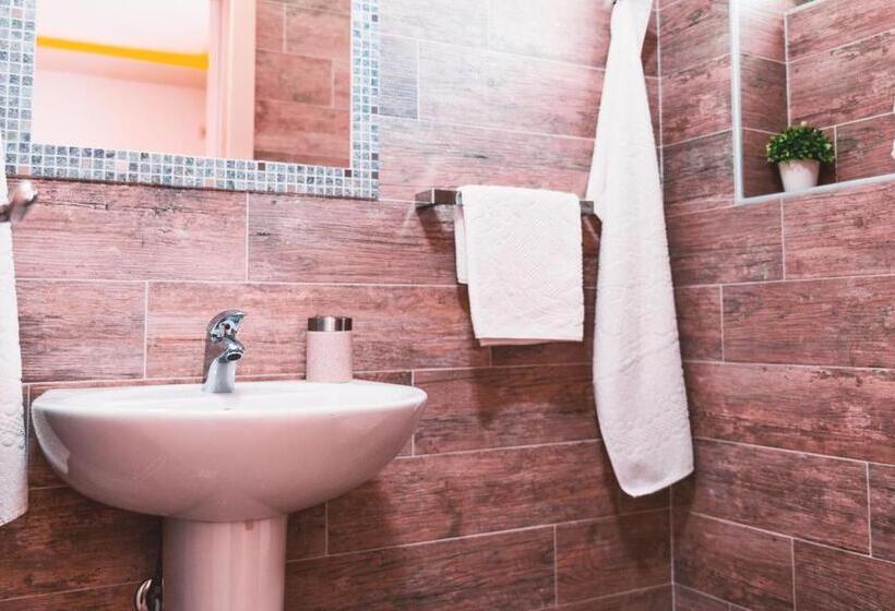 استودیوی استاندارد, Guest House S Lux