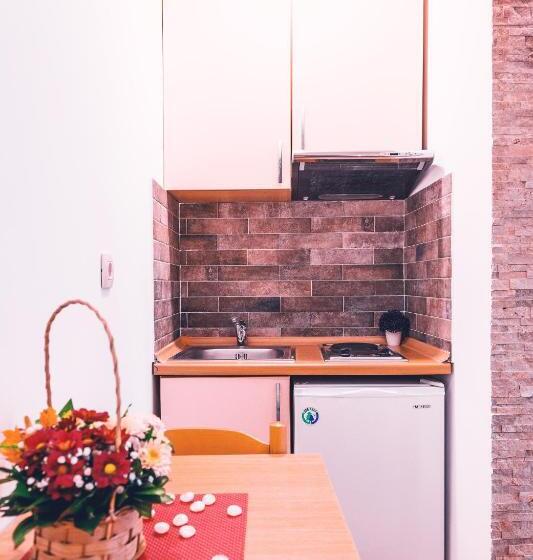 استودیوی استاندارد, Guest House S Lux