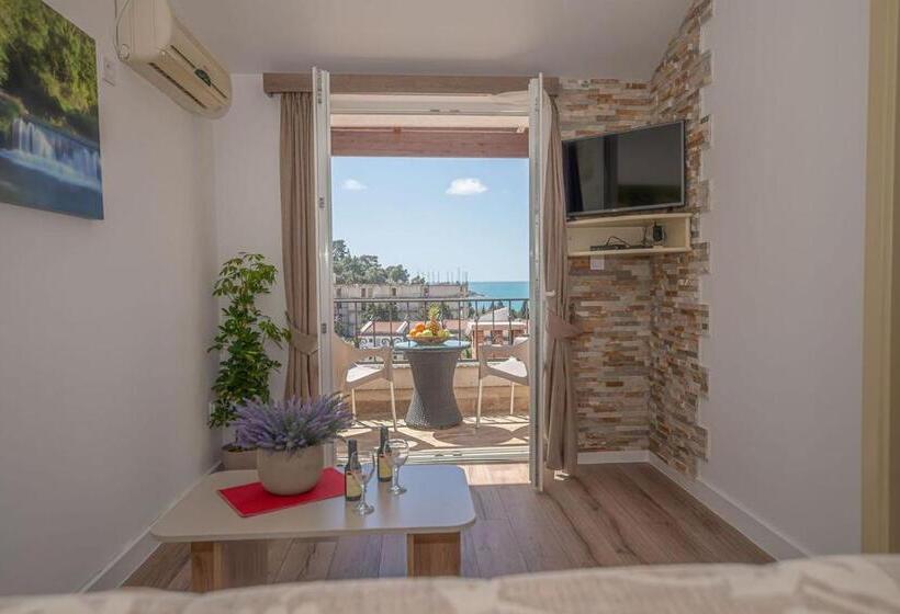 استودیوی استاندارد با چشم‌انداز دریا, Guest House S Lux