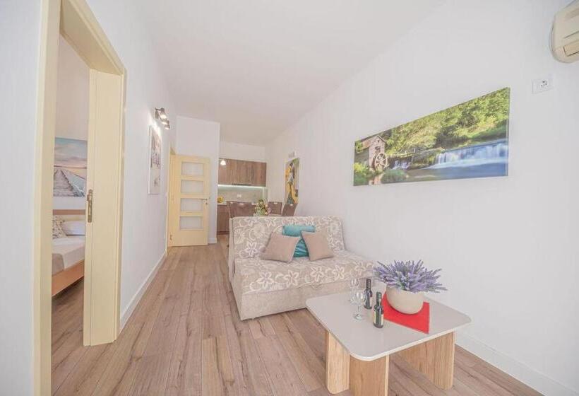 استودیوی استاندارد با چشم‌انداز دریا, Guest House S Lux