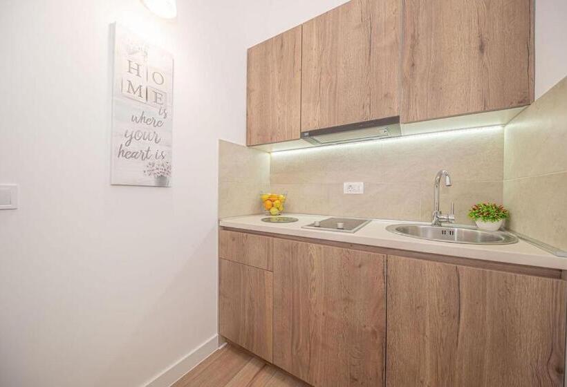 استودیوی استاندارد با چشم‌انداز دریا, Guest House S Lux