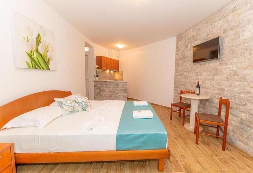 استودیو استاندارد با چشم‌انداز باغ, Guest House S Lux