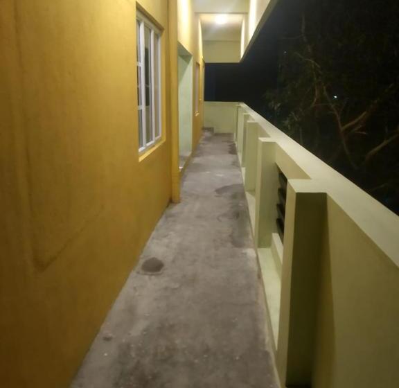 اتاق ساده سه‌ نفره, Xavier Guest House
