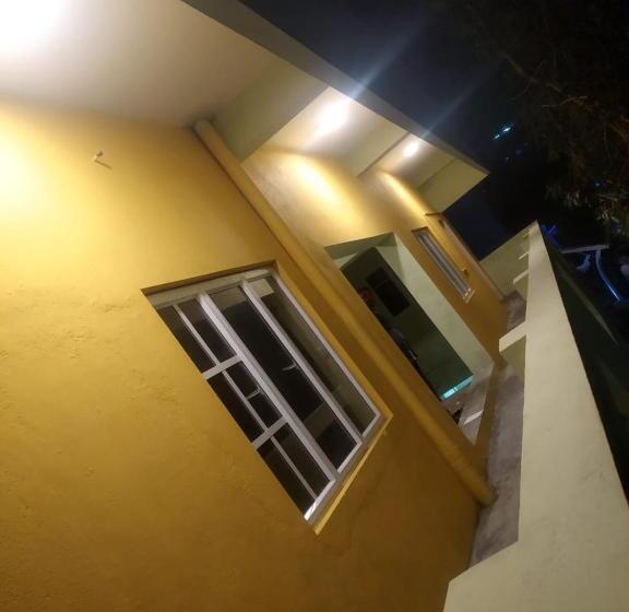 اتاق ساده سه‌ نفره, Xavier Guest House
