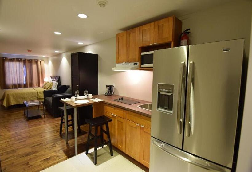 استودیوی لوکس, The Lion Inn & Suites