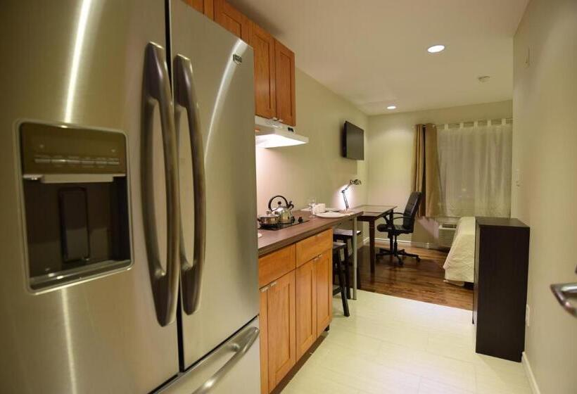 استودیوی لوکس, The Lion Inn & Suites