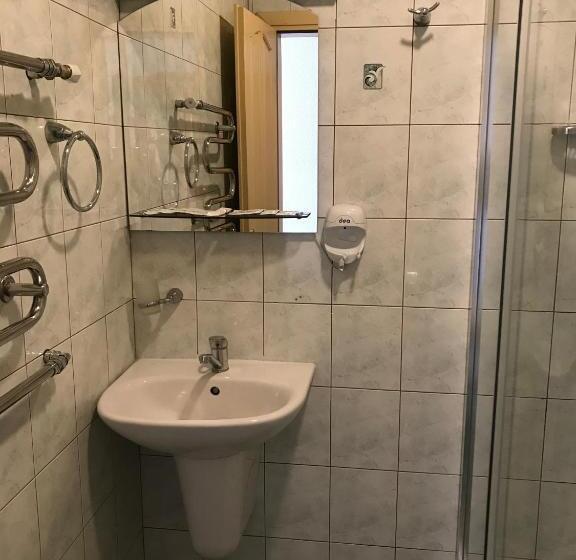 اتاق استاندارد سه نفره, Keta
