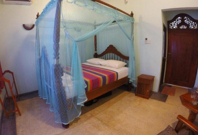 اتاق سوپریور با تخت بزرگ, Tiny Royal Palace