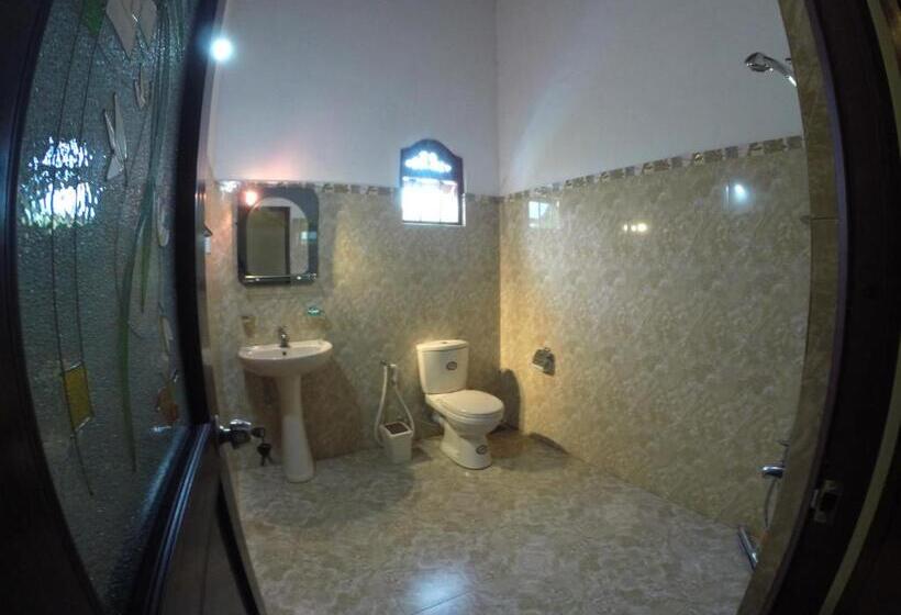اتاق سوپریور با تخت بزرگ, Tiny Royal Palace