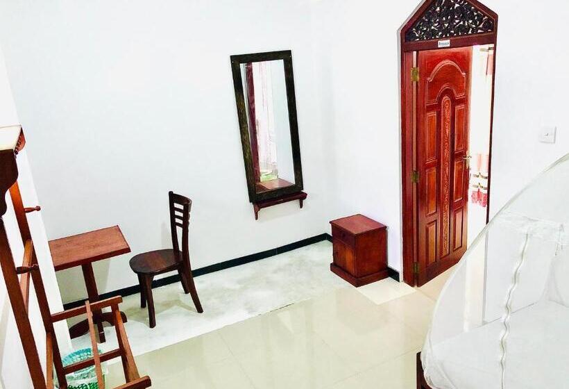اتاق استاندارد سه نفره, Tiny Royal Palace