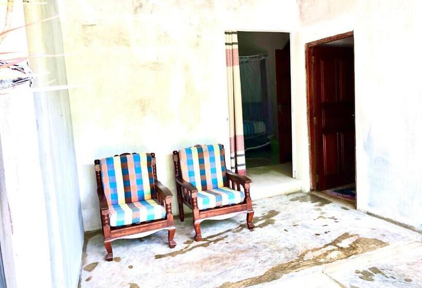 اتاق استاندارد سه نفره, Tiny Royal Palace