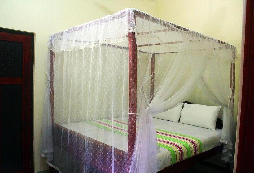 اتاق استاندارد سه نفره, Tiny Royal Palace