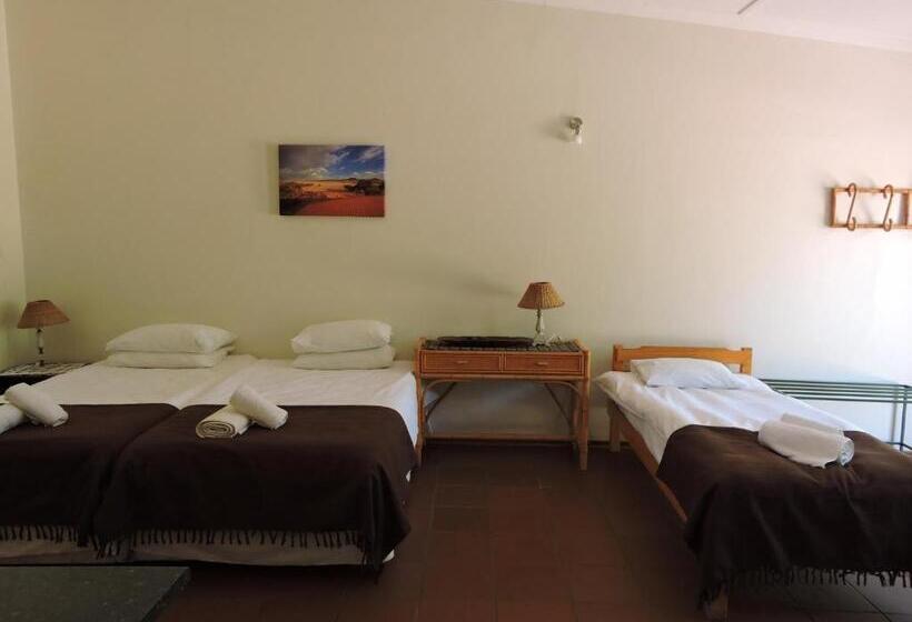 اتاق خانوادگی, Savanna Guest Farm