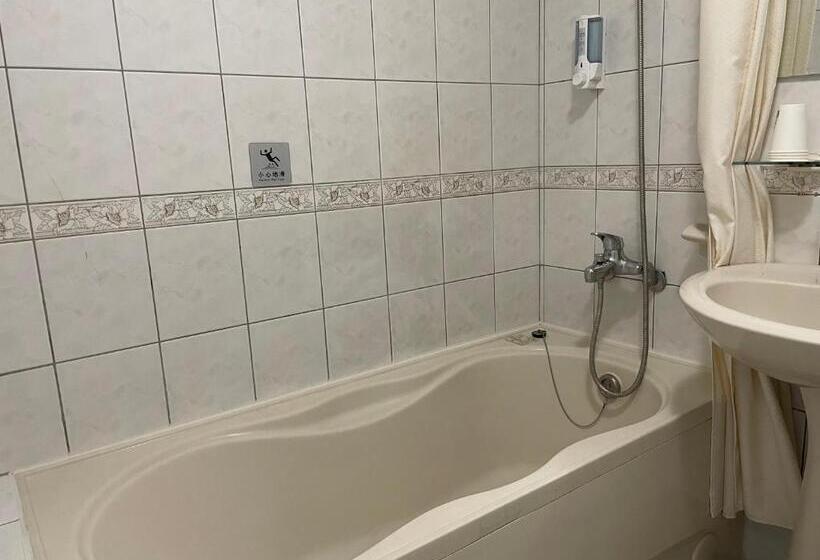 اتاق استاندارد چهار تخته, Yago Inn