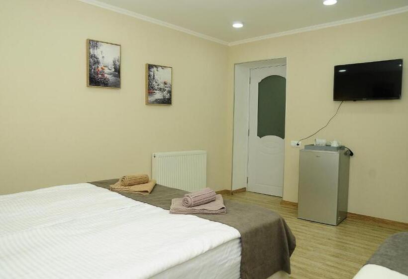 اتاق استاندارد سه نفره, Erik's Guest House
