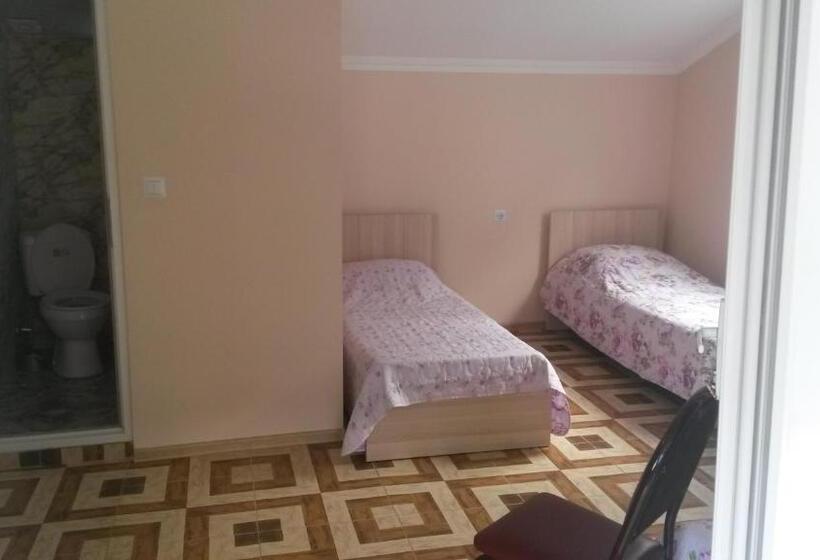 اتاق راحتی سه تخته, Guest House 118 In Kvariati