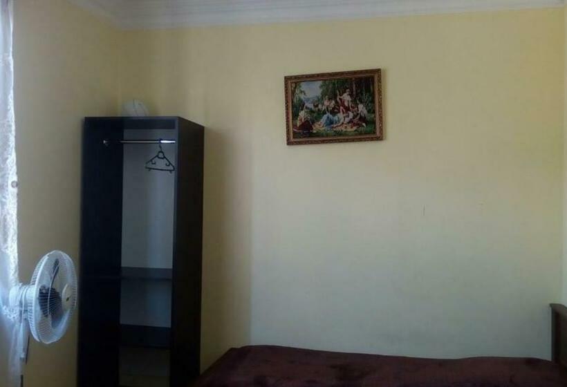اتاق استاندارد چهارنفره با سرویس بهداشتی مشترک, Guest House Gia   Bagrationi St # 42