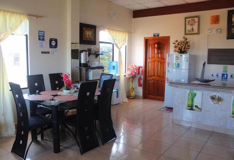 آپارتمان 3 خوابه, Hostal Romy