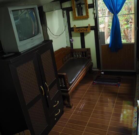 اتاق کلاسیک سه تخته, Three J Guesthouse