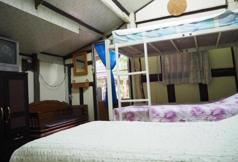 اتاق کلاسیک سه تخته, Three J Guesthouse