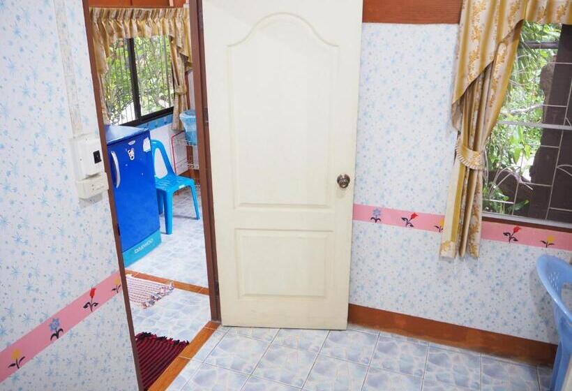 بنگله خانوادگی, Three J Guesthouse