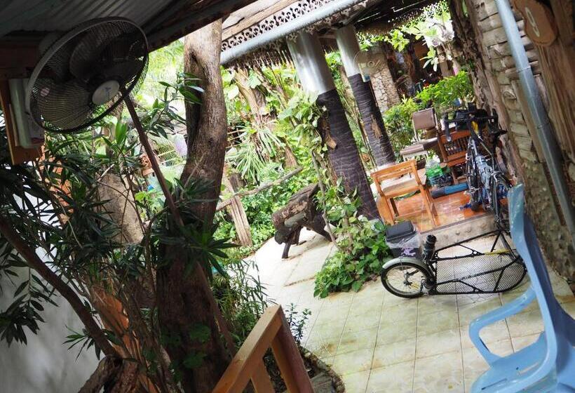 بانگلوی استاندارد, Three J Guesthouse