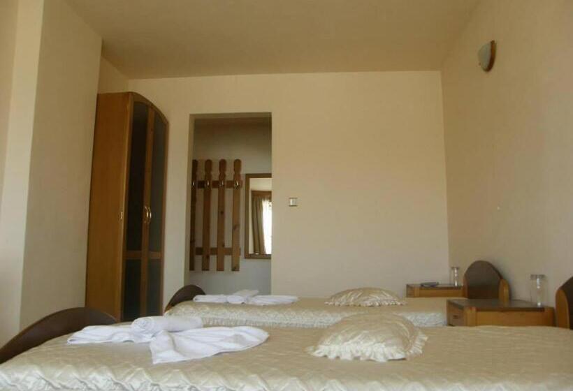 اتاق استاندارد سه نفره, Guest House Raffe