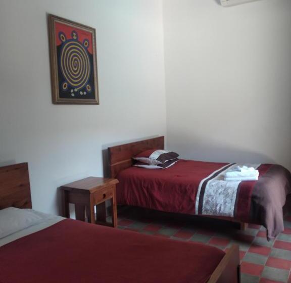 اتاق استاندارد سه نفره, Backpackers Inn