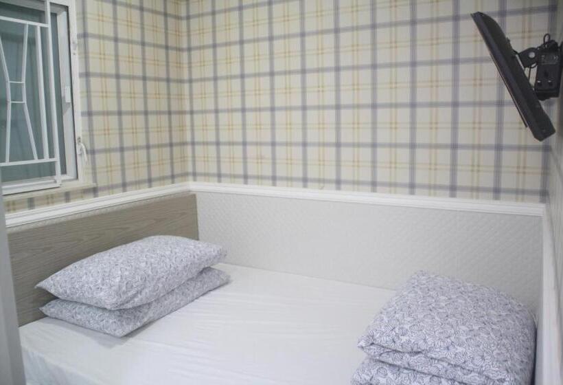 اتاق استاندارد یک نفره, K&b Hostel