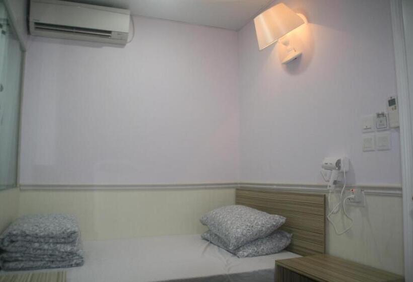 سوییت خانوادگی, K&b Hostel