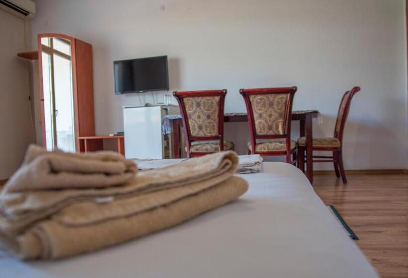 اتاق استاندارد سه نفره, Guest House Grozdan