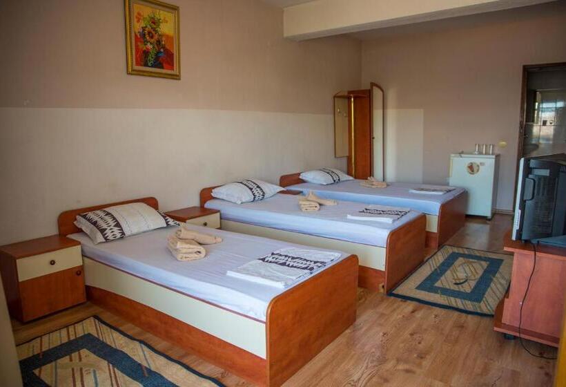اتاق استاندارد سه نفره, Guest House Grozdan