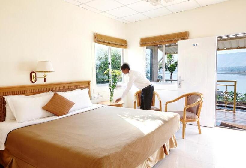 اتاق اجرایی, Savana Lake Resort