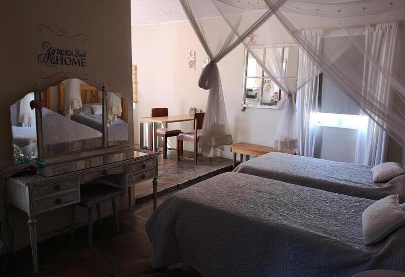 بانگلوی استاندارد, Terra Rouge Guestfarm & Sonstraal Farmhouse