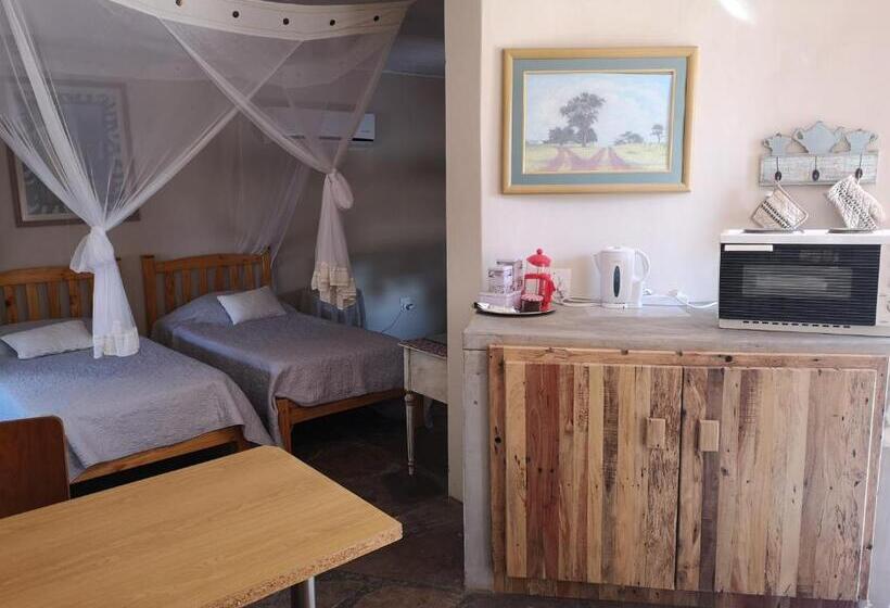 بانگلوی استاندارد, Terra Rouge Guestfarm & Sonstraal Farmhouse