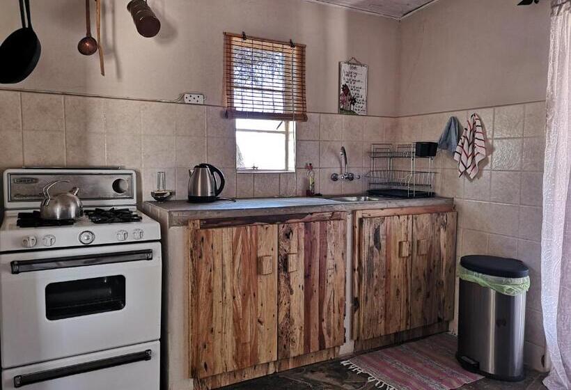 بانگلوی استاندارد, Terra Rouge Guestfarm & Sonstraal Farmhouse