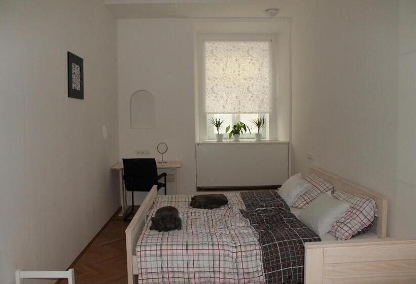 اتاق راحتی سه تخته, Anna House