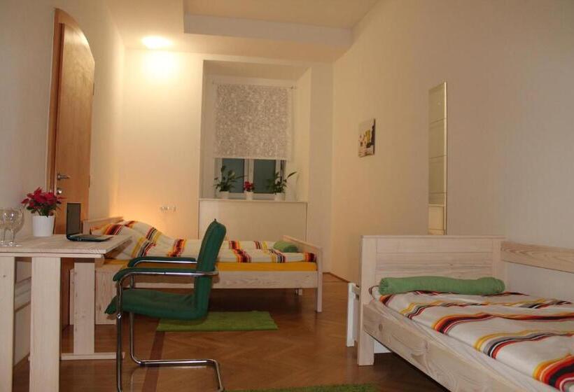 اتاق راحتی سه تخته, Anna House