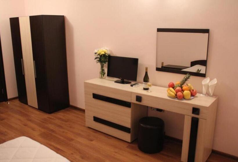 اتاق استاندارد سه تخته با بالکن, Guest House Stels