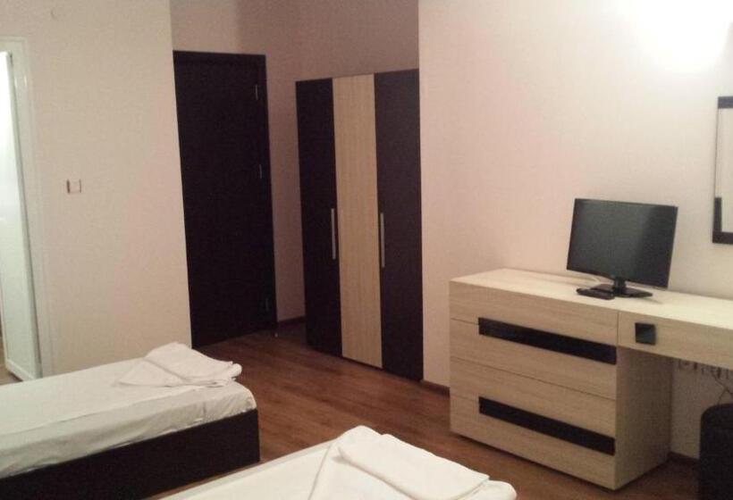 اتاق استاندارد سه تخته با بالکن, Guest House Stels