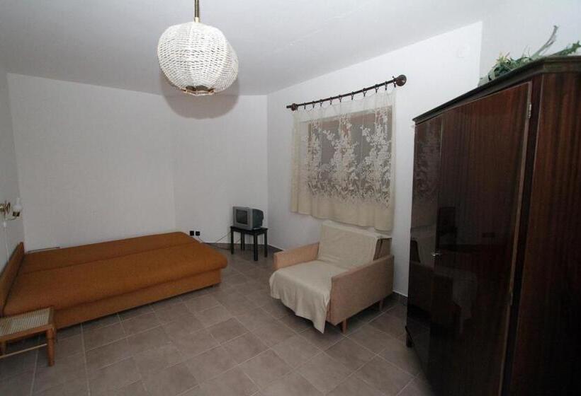 آپارتمان 1 خوابه با تراس, Vöröskő Apartmanház