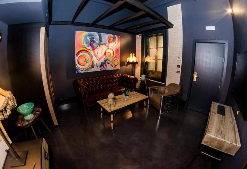 سوییت جونیور, Lobby