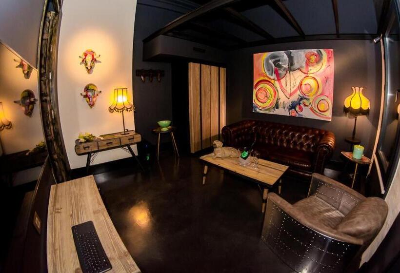 سوییت جونیور, Lobby