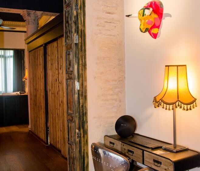 اتاق لوکس, Lobby