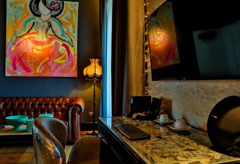 اتاق لوکس, Lobby