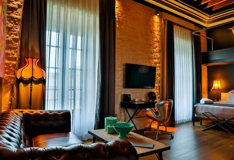 اتاق لوکس, Lobby