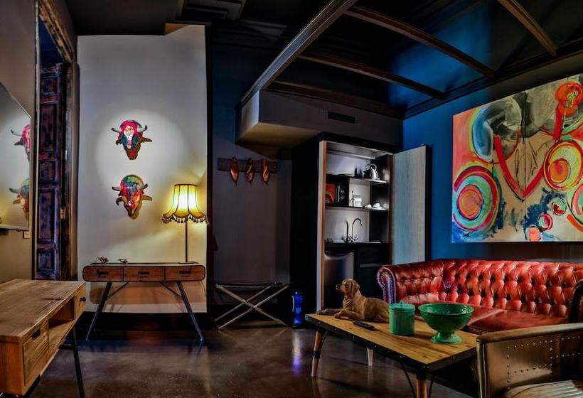 سوییت جونیور, Lobby